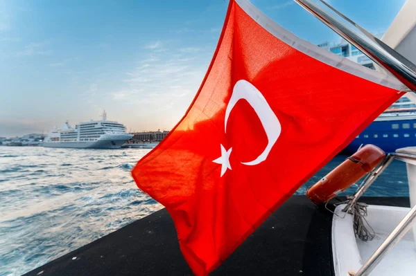 Bandeira Turca Acenando Barco Perto Porto Cruzeiro Istambul Turquia — Fotografia de Stock