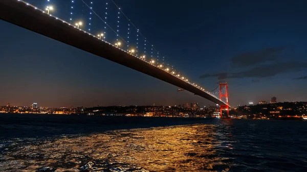 Stanbul Türkiye Gece Boğaziçi Köprüsü Arka Planda Şehir — Stok fotoğraf