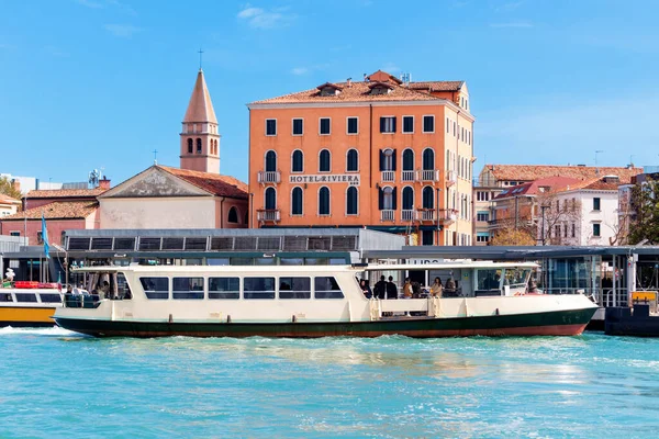 İtalya 'da Venedik kıyısı yakınlarındaki bir kanalda tekne manzarası ve binalar