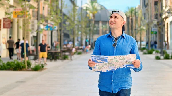 Uomo Che Esplora Città Con Una Mappa Mano Alicante Spagna — Foto Stock