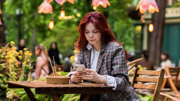 Retrato Uma Jovem Mulher Usando Seu Telefone Enquanto Senta Uma — Fotografia de Stock