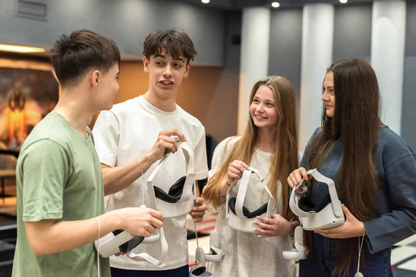 Grupo Quatro Adolescentes Interagindo Usando Equipamentos Realidade Virtual Arena — Fotografia de Stock