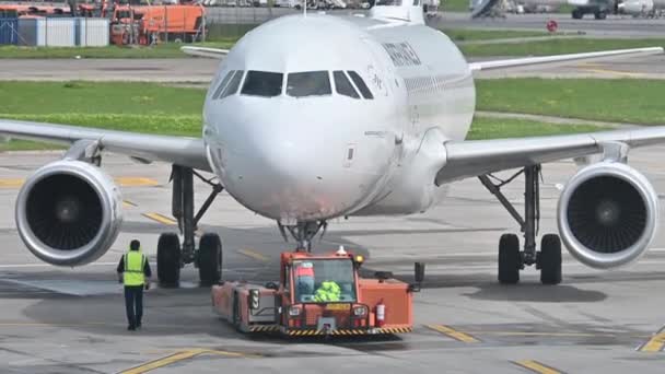Bucharest Romania Maggio 2023 Veduta Dei Lavoratori Aeroportuali Che Parcheggiano — Video Stock
