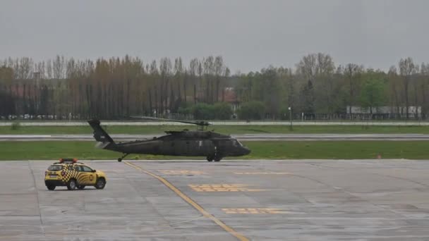 Bucharest ルーマニア 2023年5月 アメリカ空軍の軍用ヘリコプターが空港の滑走路を移動する様子 — ストック動画