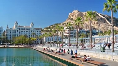 ALICANTE, İSPAN - 2023: Santa Barbara Kalesi ve Belediye Binası yakınlarındaki deniz manzarası