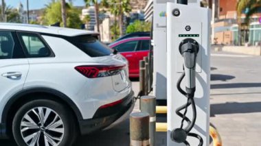 ALICANTE, İSPAN - 2023 Nisan: şarj istasyonunda elektrikli araba Audi Q5 şarj