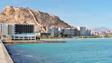 ALICANTE, İSPAN - 2023: Benacantil Dağı 'ndaki Santa Barbara Kalesi' nin iskelesinden görüntü