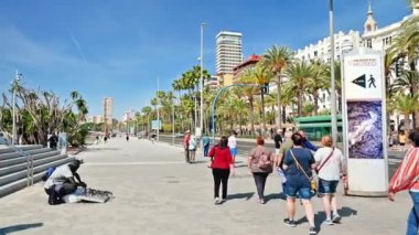 ALICANTE, İSPAN - Nisan 2023: Kentsel bir sokakta yürüyen insanlar