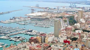 İspanya 'daki Alicante limanının panoramik görünümü