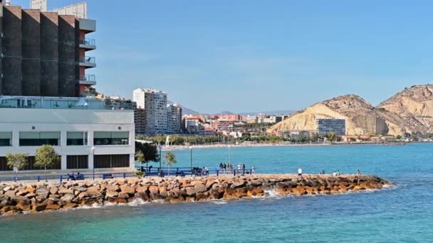 Alicante Spanien April 2023 Spaziergänger Einem Steinstrand Der Nähe Eines — Stockvideo