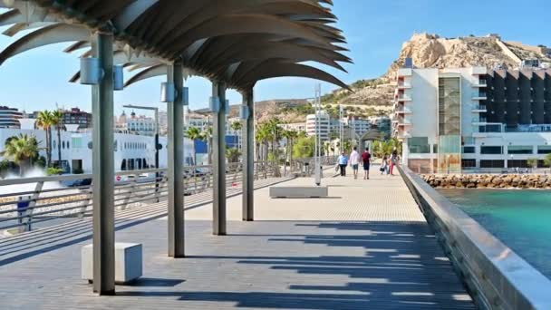 Alicante Spanien April 2023 Menschen Gehen Auf Einem Pier Mit — Stockvideo