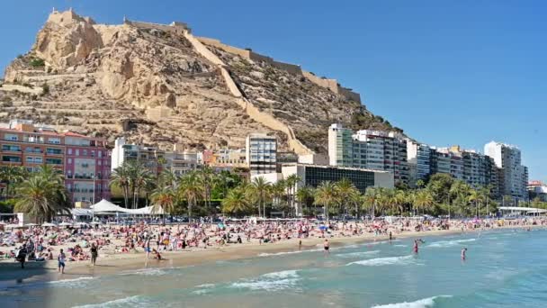 Аликанте Испания Апрель 2023 Люди Пляже Возле Горы Бенакантил Замка — стоковое видео