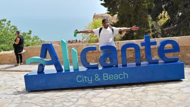 Аликанте Испания 2023 Апреля Человек Позирует Возле Городского Знака — стоковое видео