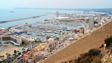 ALICANTE, İspanya - Nisan 2023: Santa Barbara Kalesi 'nden Alicante limanının panoramik manzarası