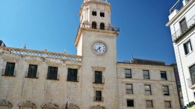 İspanya, Alicante 'deki belediye saat kulesinin görüntüsü