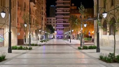 ALICANTE, İSPAN - Nisan 2023: Alicante 'de bir sokakta gece yürüyen insanlar