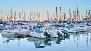 ALICANTE, İSPAN - 2023 Nisan 'ında Alicante Limanı' nda tekneler