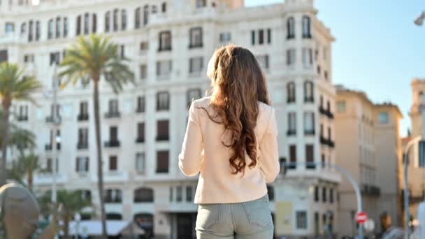 Kobieta Stojąca Ulicy Alicante Hiszpania — Wideo stockowe