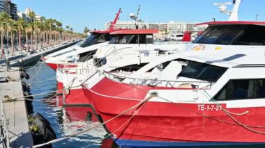 ALICANTE, İSPAN - Nisan 2023: limana bağlı beyaz ve kırmızı yatlar
