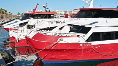 ALICANTE, İSPAN - 2023 Nisan: Limandaki iskeleye bağlı yatlar