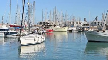 Alicante Limanı 'nda tekneler. 2023 Nisan' ında. Teknede yüzen bir çift.