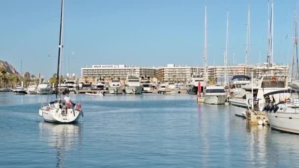 Alicante Spanien April 2023 Mannen Sitter Båt Hamn — Stockvideo