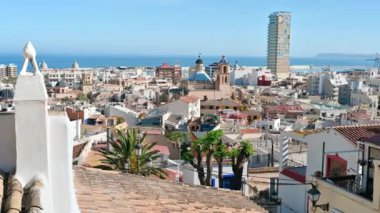 ALICANTE, İSPAN - 24 Nisan 2023 Kasabanın panoramik manzarası