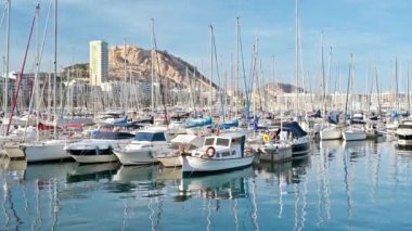 ALICANTE, İSPAN - 24 Nisan 2023: limanda tekne ve yatlar. Arka planda Benacantil Dağı