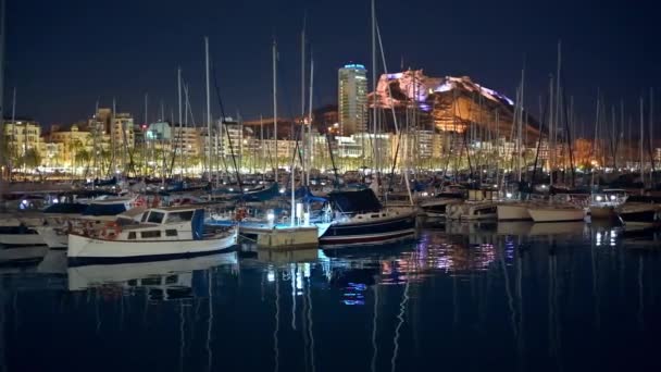 Noční Pohled Lodě Jachty Přístavu Alicante Mountain Benacantil Město Pozadí — Stock video