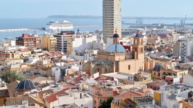 ALICANTE, İSPAN - 25 Nisan 2023 Kasabanın panoramik manzarası