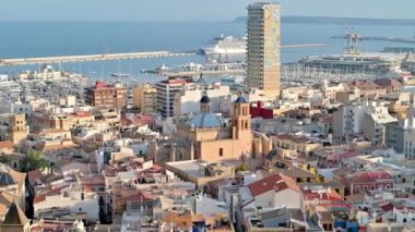 ALICANTE, İspanya - 25 Nisan 2023: Kasaba ve liman panoramik manzarası