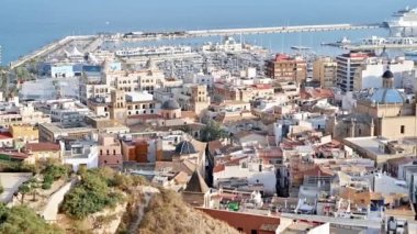ALICANTE, İspanya - 25 Nisan 2023: Kasaba ve liman panoramik manzarası
