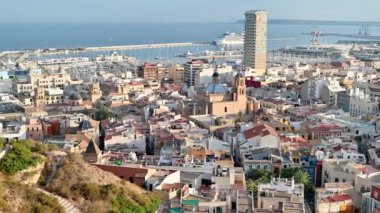 ALICANTE, İspanya - 25 Nisan 2023: Kasaba ve liman panoramik manzarası