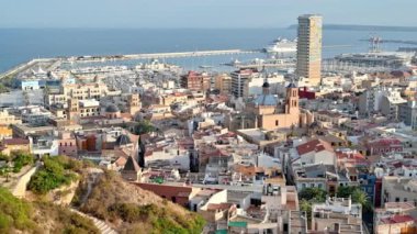ALICANTE, İspanya - 25 Nisan 2023: Kasaba ve liman panoramik manzarası