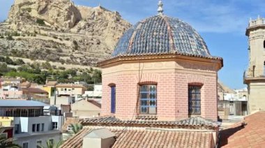 Alicante, İspanya 'da mavi kubbeli bir bina. Arka planda Santa Barbara Kalesi Dağ Benacantil