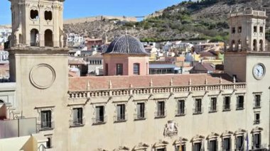 İspanya Alicante 'deki belediye binası ve Benacantil Dağı manzarası