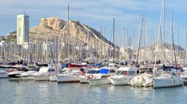 ALICANTE, İSPAN - Nisan 2023: limanda tekneler. Arka planda Benacantil Dağı