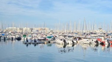 ALICANTE, İSPAN - Nisan 2023: limanda tekneler