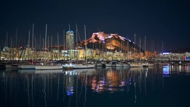 Vista Noturna Barcos Iates Porto Alicante Montanha Benacantil Cidade Fundo — Vídeo de Stock