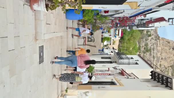 Alicante España Abril 2023 Subiendo Escaleras Una Calle Con Casas — Vídeos de Stock