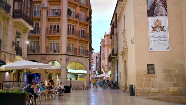 Аликанте Испания Апрель 2023 Люди Идущие Вечером Улице Террасами — стоковое видео