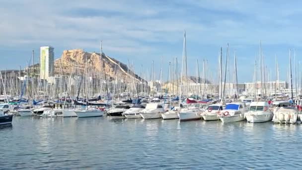 Alicante Spanien April 2023 Boote Hafen Berg Benacantil Hintergrund — Stockvideo