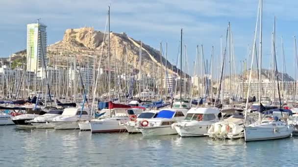 Alicante Španělsko Duben 2023 Lodě Přístavu Mountain Benacantil Pozadí — Stock video