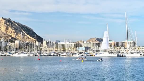 Alicante Spanien April 2023 Boote Hafen Der Stadt Und Den — Stockvideo