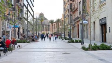 ALICANTE, İSPAN - Nisan 2023: İnsanlar Merkez Pazara giden bir caddede yürüyor