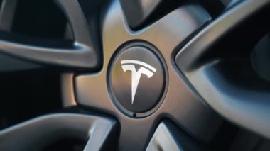 CHISINAU, MOLDOVA - MAYIS, 2023: Logolu Tesla Model 3 çemberinin yakın görüntüsü