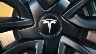 CHISINAU, MOLDOVA - MAYIS, 2023: Logolu Tesla Model 3 çemberinin yakın görüntüsü