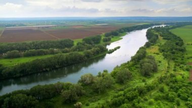Moldova 'daki Nistru nehrinde yüzen ve yemek yiyen insanların insansız hava aracı görüntüsü
