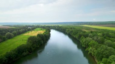 Moldova 'daki Nistru nehrinde yüzen ve yemek yiyen insanların insansız hava aracı görüntüsü