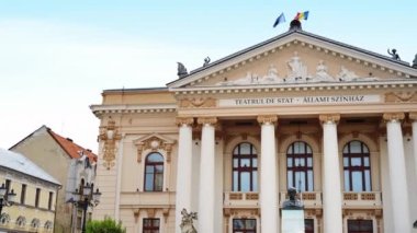 Romanya 'nın başkenti Oradea' daki Ede Szigligeti büstü ve Devlet Tiyatrosu cephesi manzarası